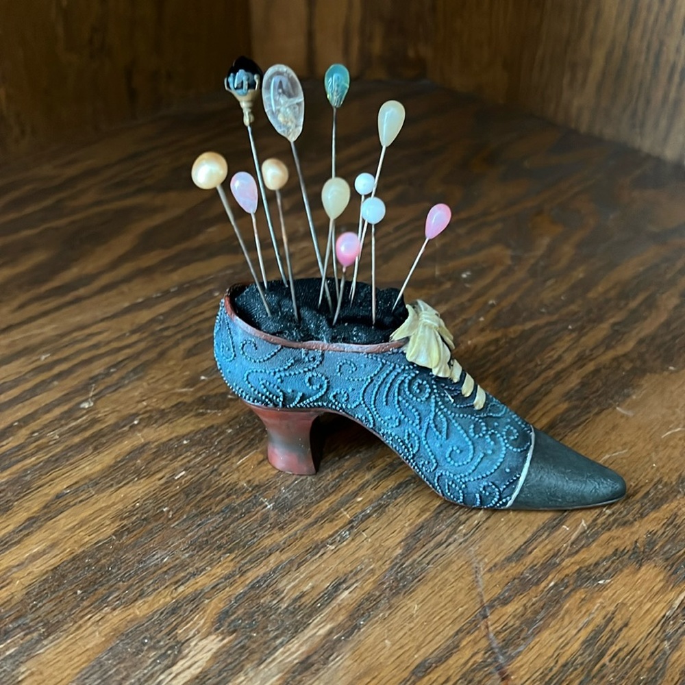 Beautiful Vintage Decorative Teal Hat Pin Shoe with Hat Pins.